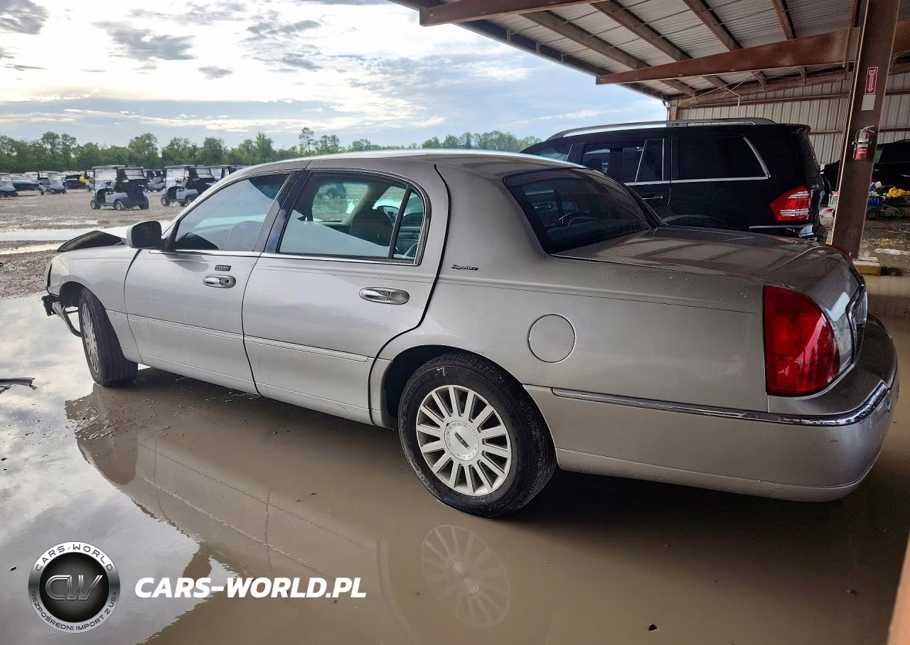 2003 Lincoln Town Car Signature VIN:1LNHM82W73Y703166 - 2
