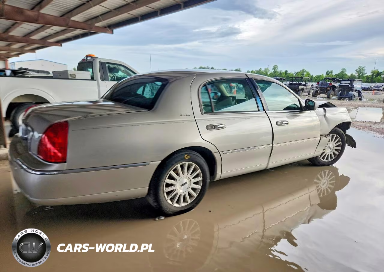 2003 Lincoln Town Car Signature VIN:1LNHM82W73Y703166 - 3