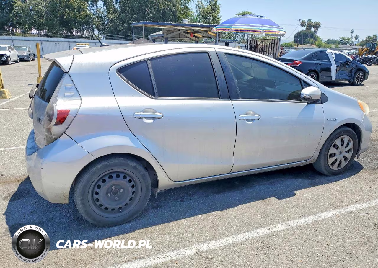 2013 Toyota Prius C Two VIN:JTDKDTB36D1531029 - 3