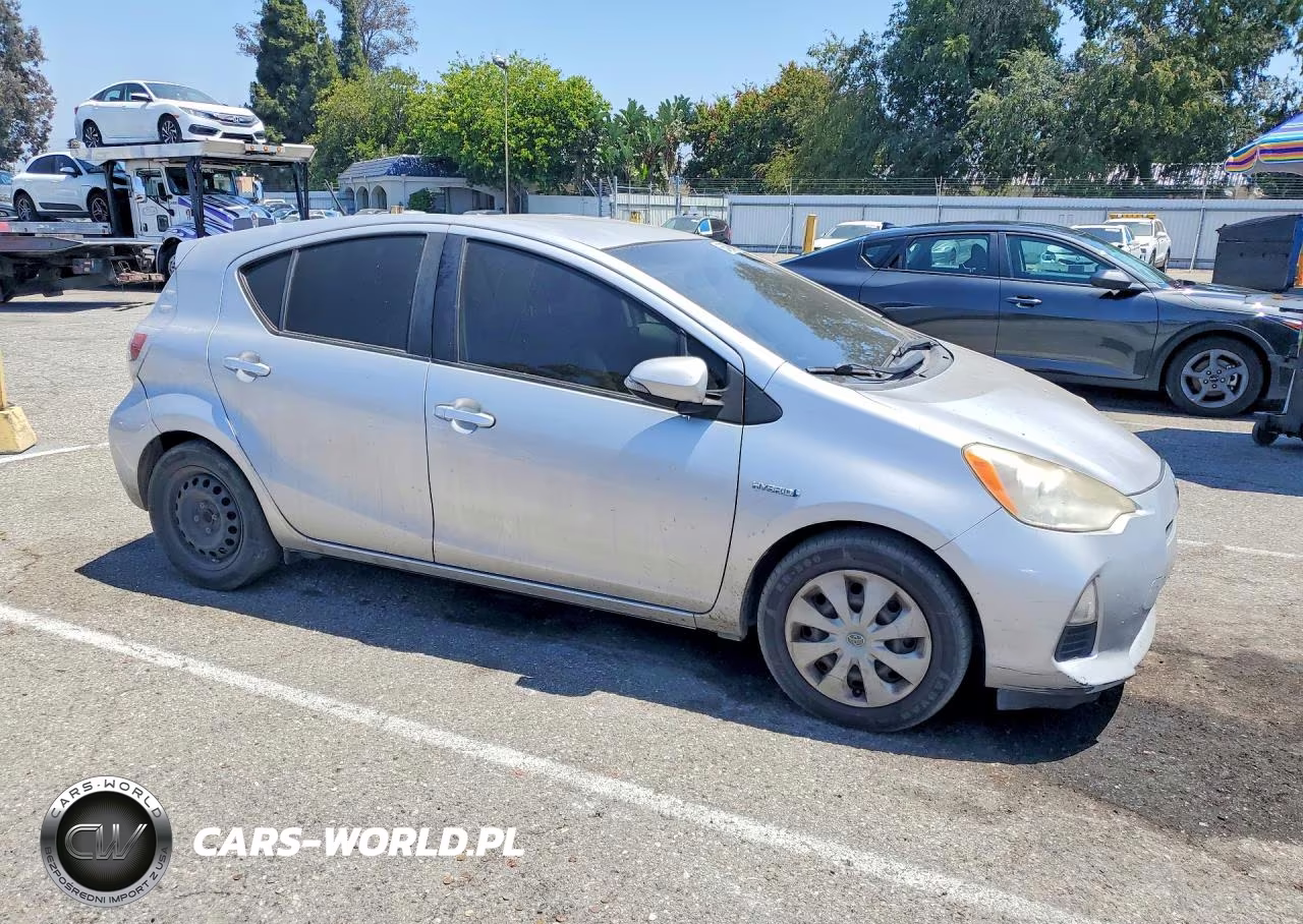2013 Toyota Prius C Two VIN:JTDKDTB36D1531029 - 4