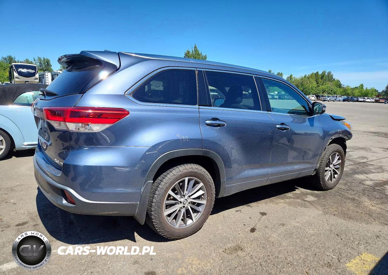 2018 Toyota Highlander Xle VIN:5TDJZRFH9JS898267 - 3