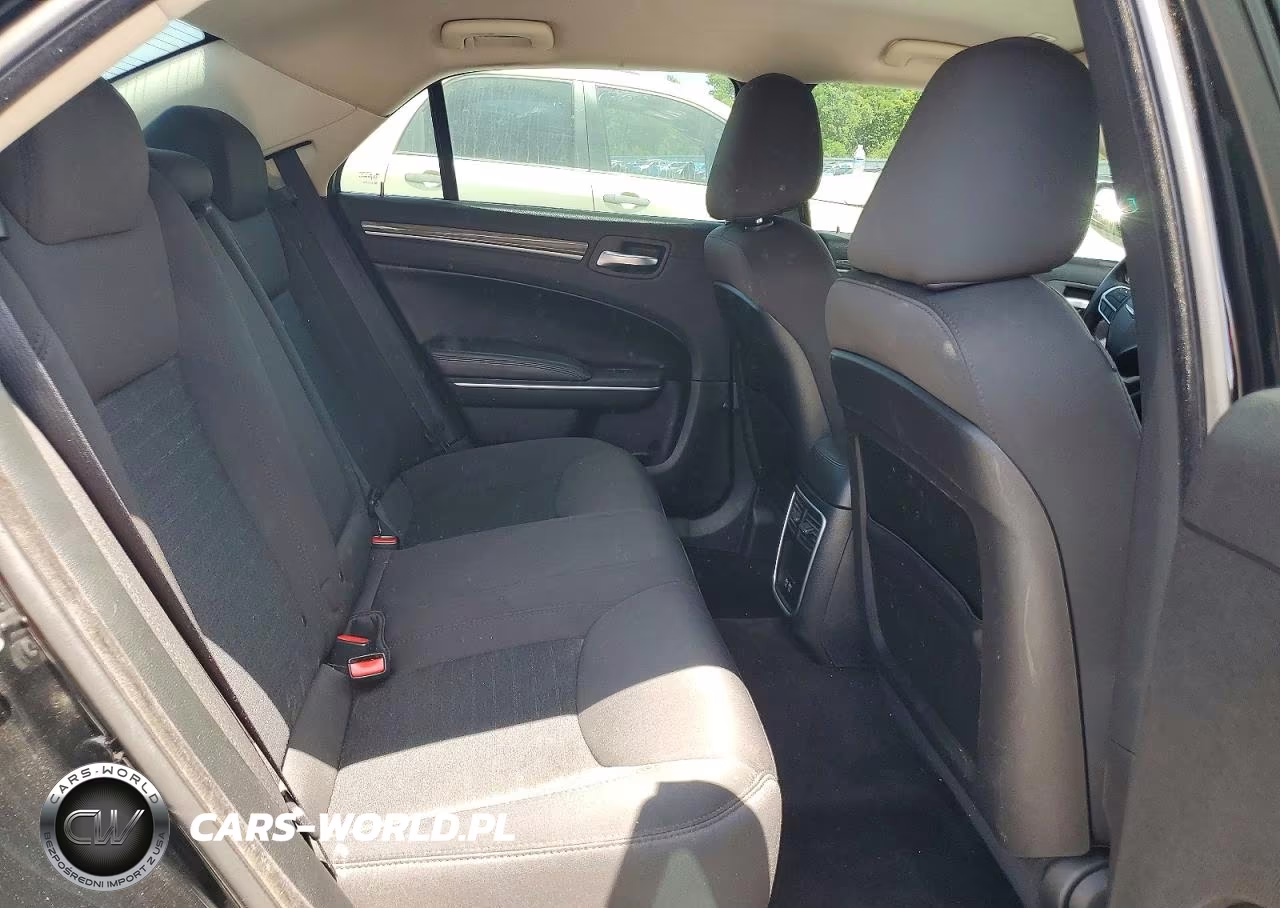 2018 Chrysler 300 Touring VIN:2C3CCAAG7JH340446 - 10