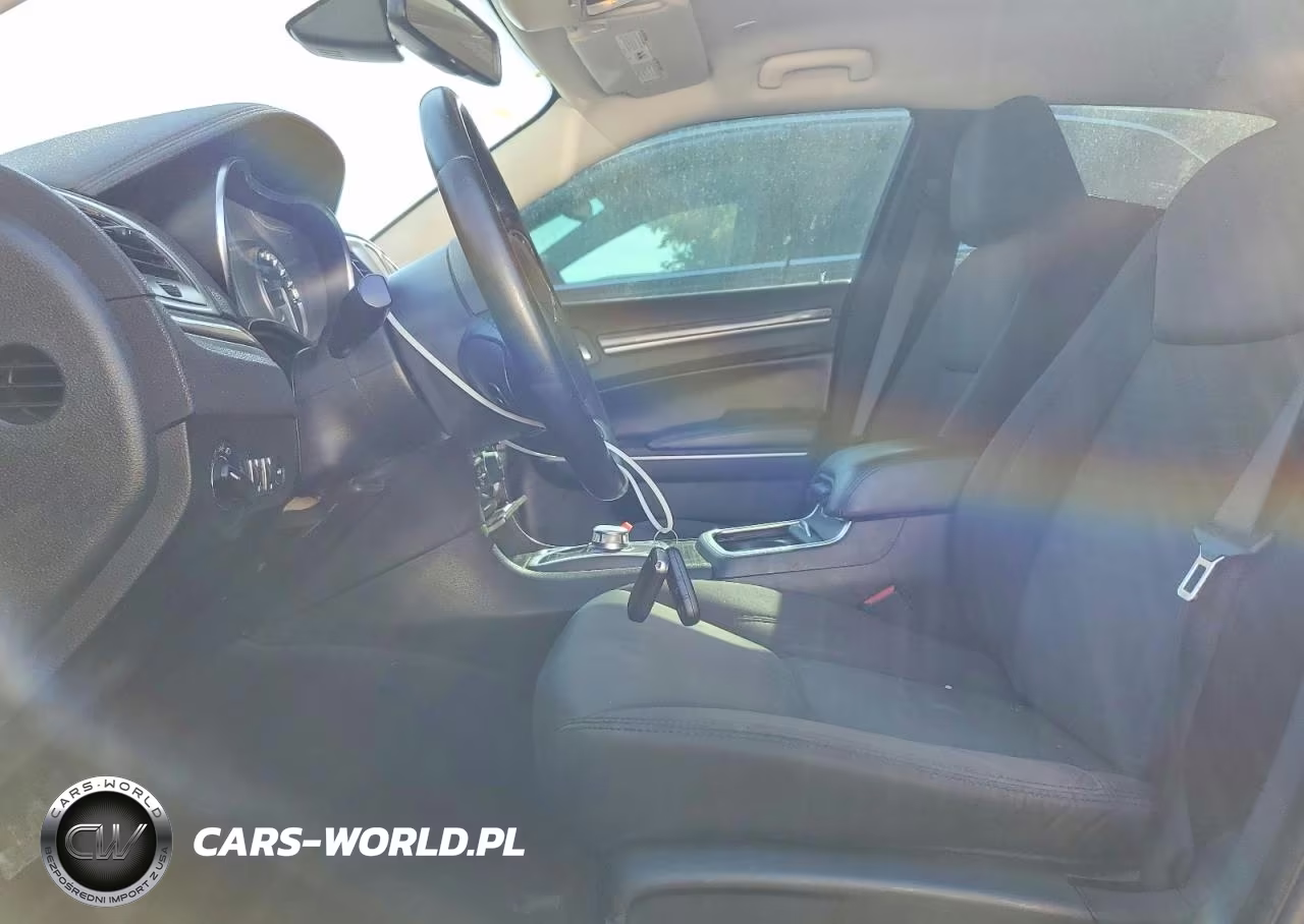 2018 Chrysler 300 Touring VIN:2C3CCAAG7JH340446 - 7
