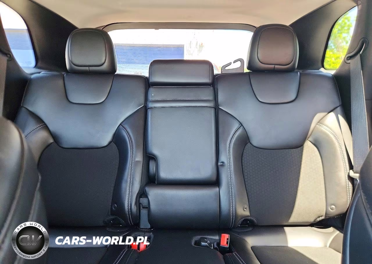 2019 Jeep Cherokee Latitude Plus VIN:1C4PJMLX6KD271569 - 10
