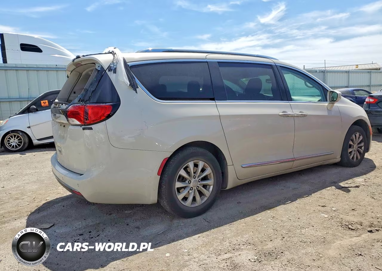 2019 Chrysler Pacifica Touring L VIN:2C4RC1BG1KR668347 - 3