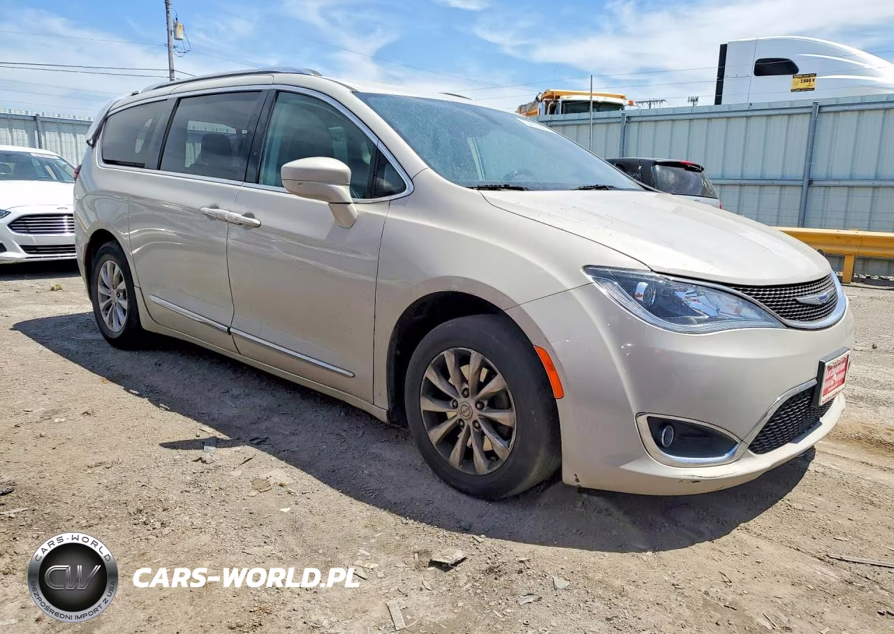 2019 Chrysler Pacifica Touring L VIN:2C4RC1BG1KR668347 - 4