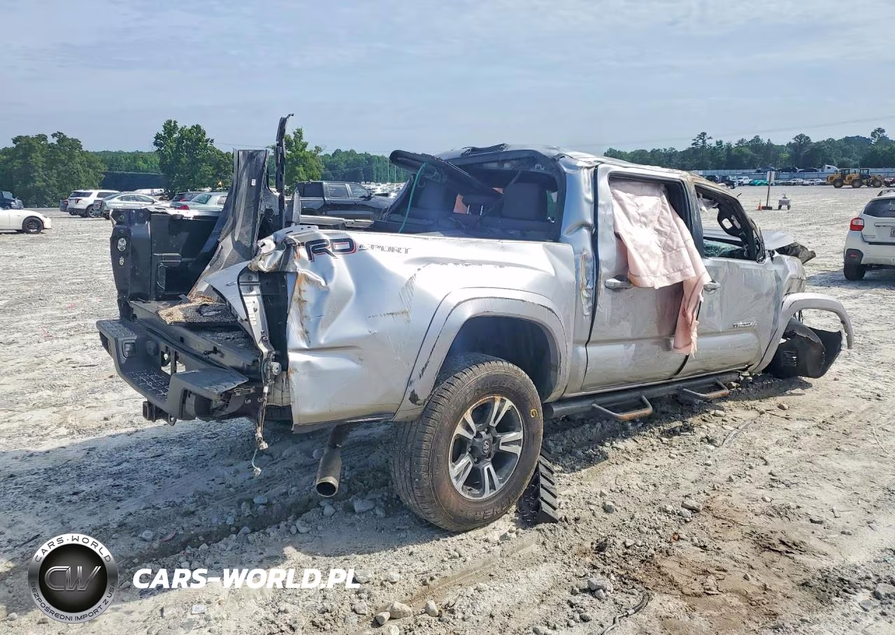 2018 Toyota Tacoma Trd Sport VIN:5TFAZ5CN2JX057677 - 3