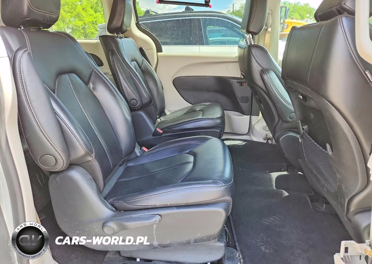 2023 Chrysler Pacifica Hybrid Touring L VIN:2C4RC1L70PR541269 - 11