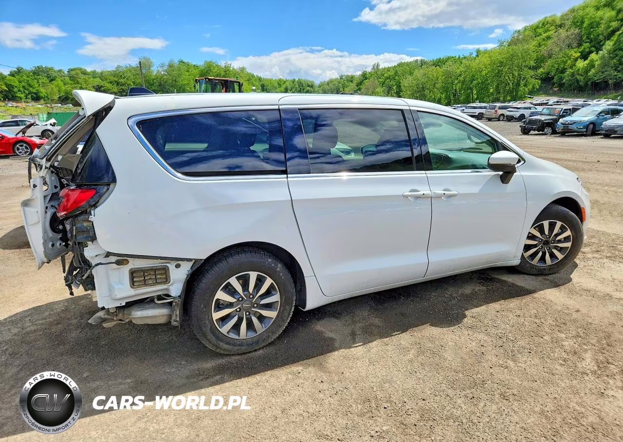 2023 Chrysler Pacifica Hybrid Touring L VIN:2C4RC1L70PR541269 - 3