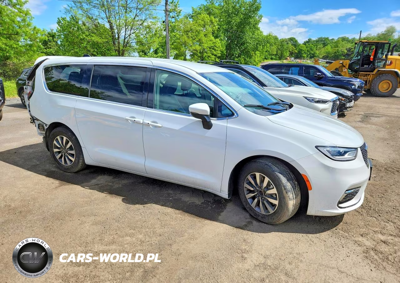 2023 Chrysler Pacifica Hybrid Touring L VIN:2C4RC1L70PR541269 - 4