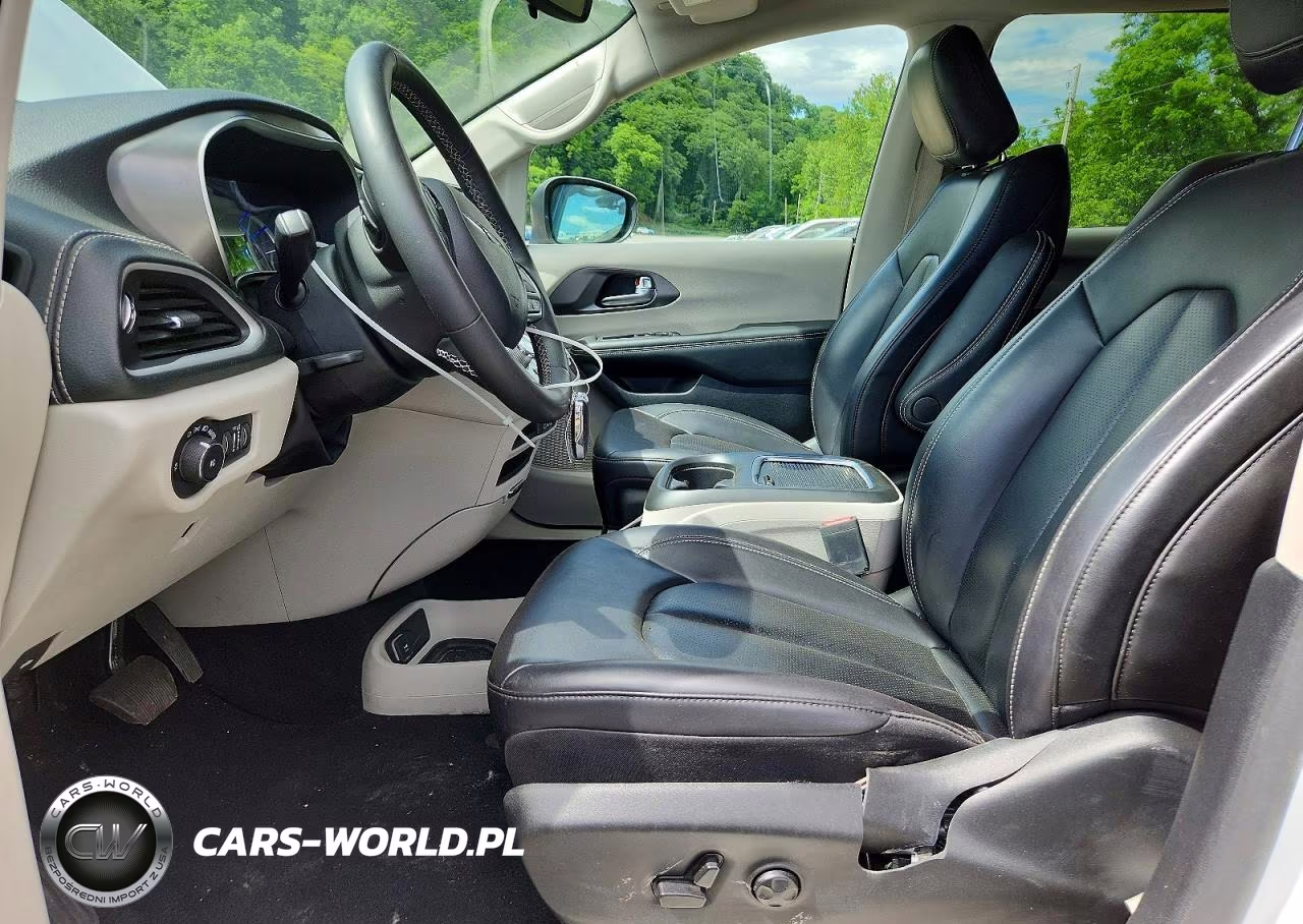 2023 Chrysler Pacifica Hybrid Touring L VIN:2C4RC1L70PR541269 - 7