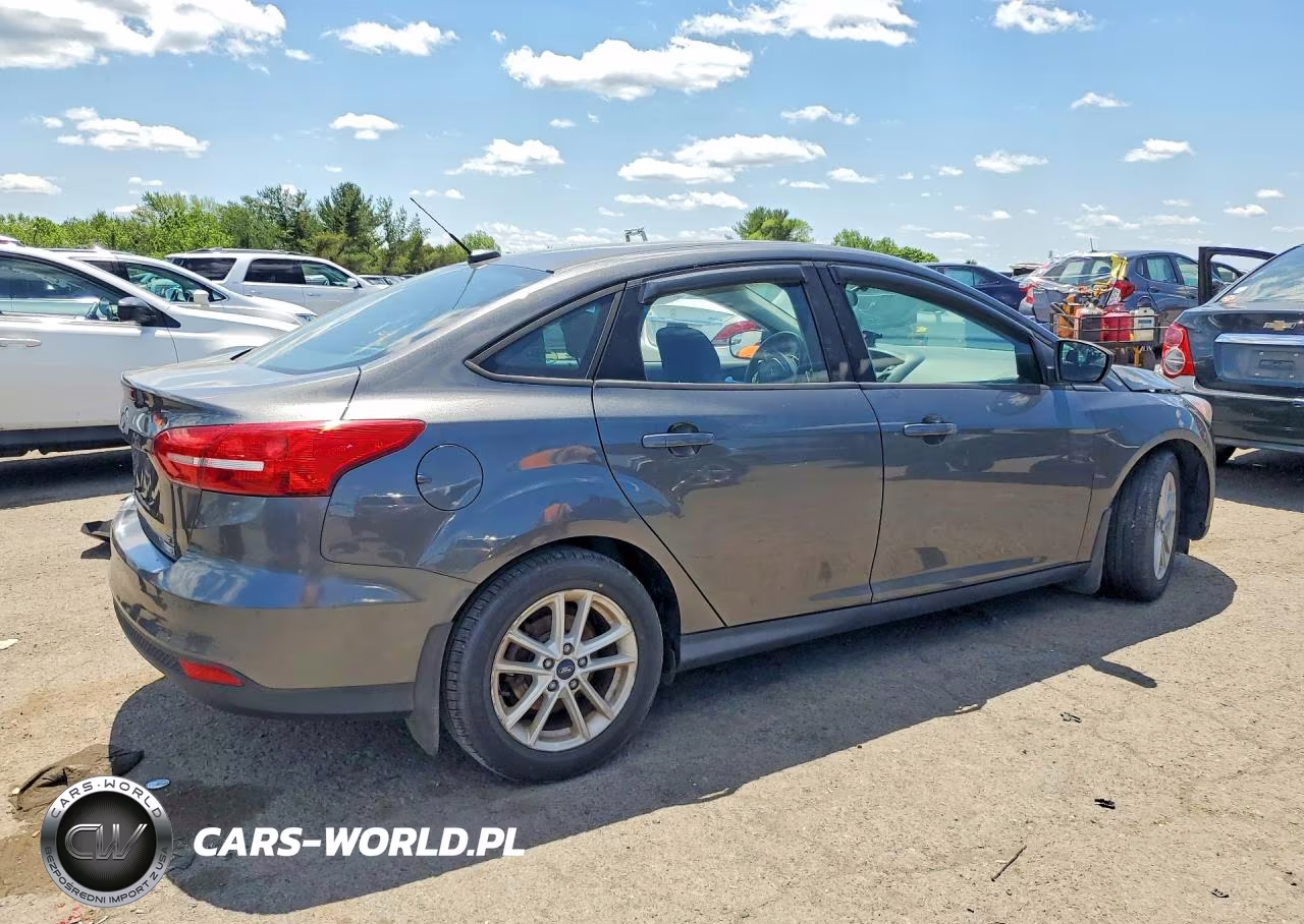 2018 Ford Focus Se VIN:1FADP3FE3JL226055 - 3