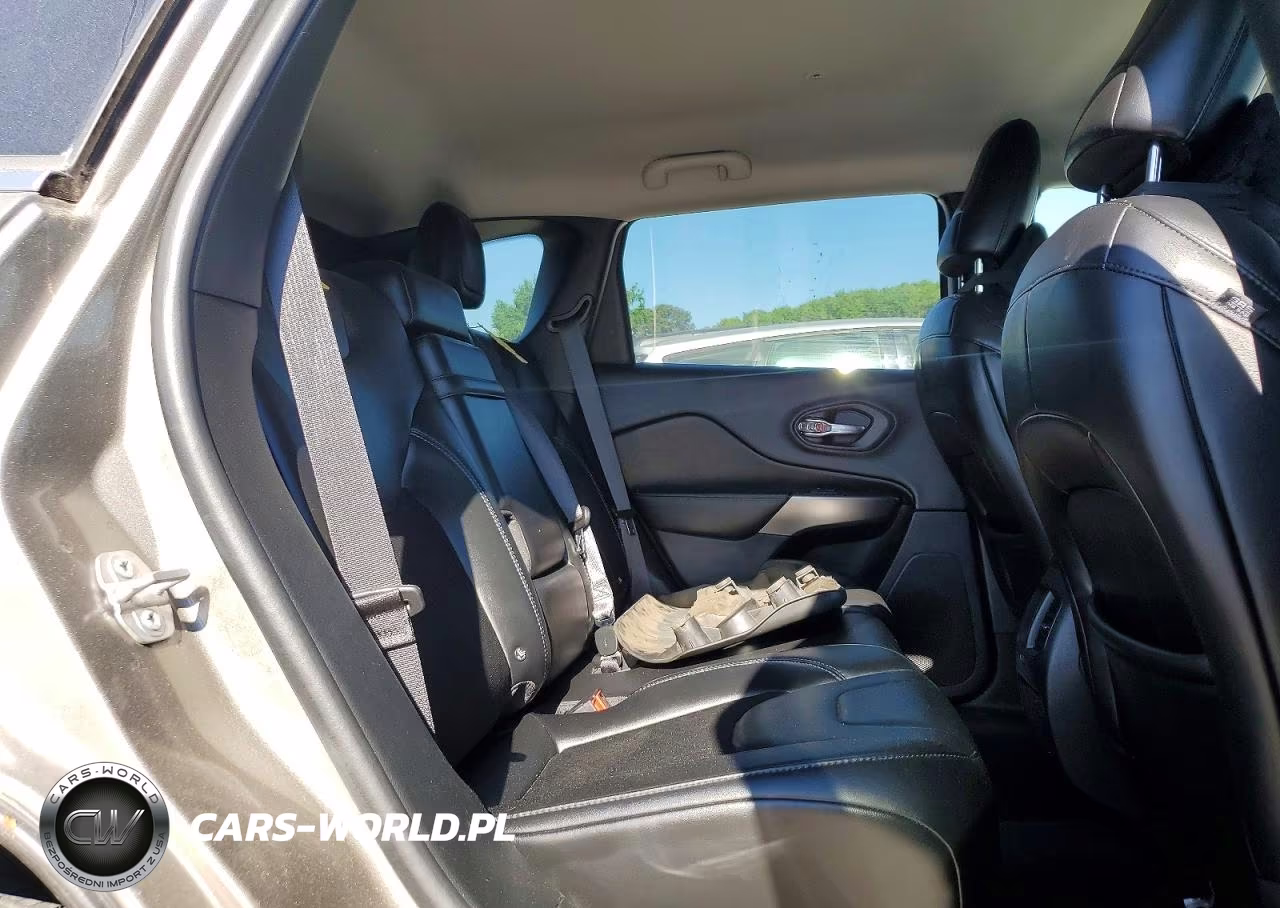 2019 Jeep Cherokee Latitude Plus VIN:1C4PJMLB2KD105442 - 11