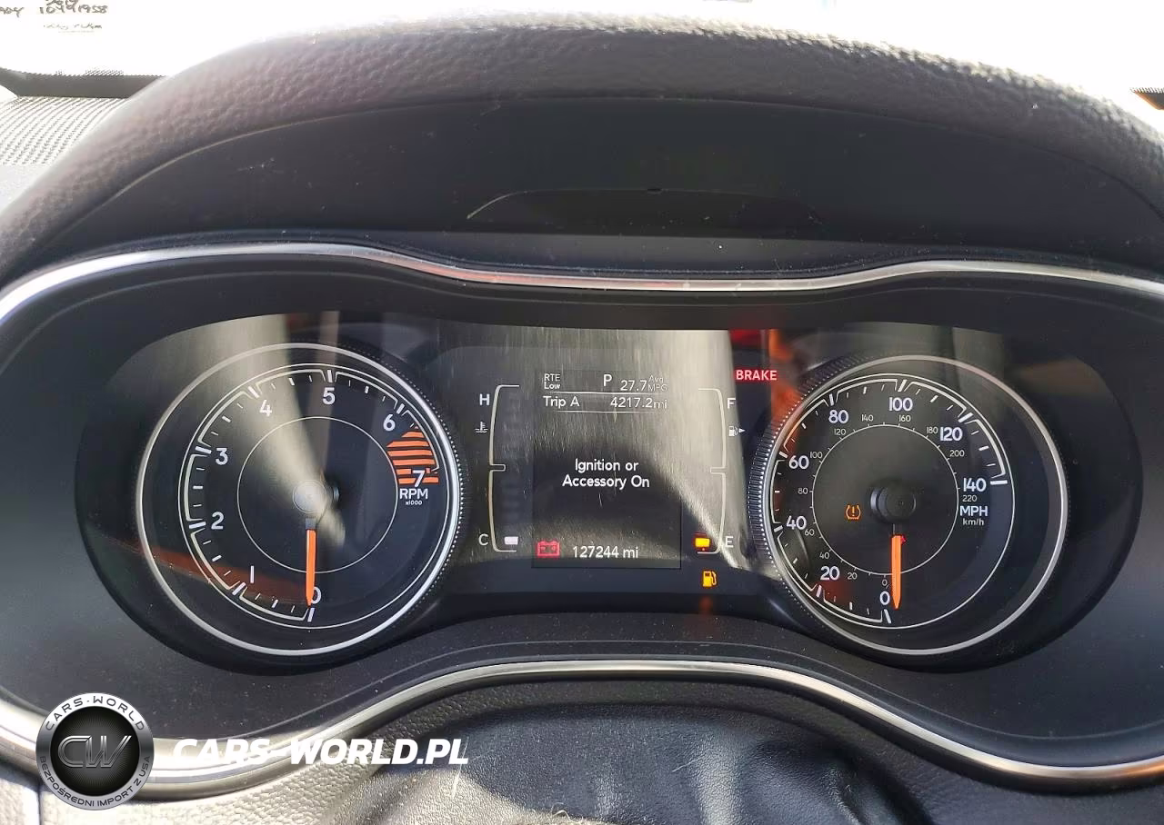 2019 Jeep Cherokee Latitude Plus VIN:1C4PJMLB2KD105442 - 9