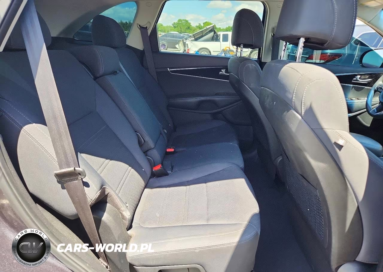 2017 Kia Sorento VIN:5XYPGDA56HG240798 - 11
