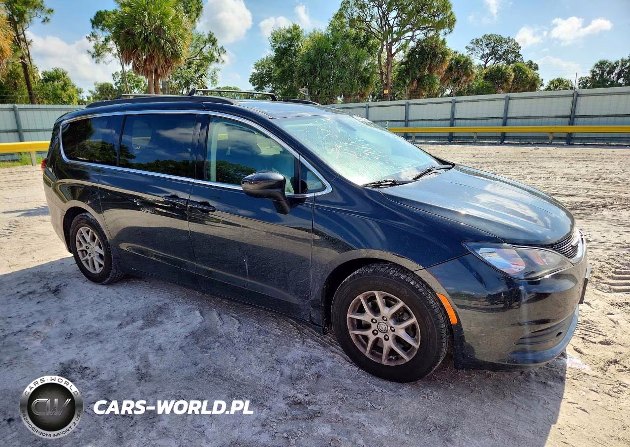 2017 Chrysler Pacifica Touring VIN:2C4RC1DG5HR513175 - 4