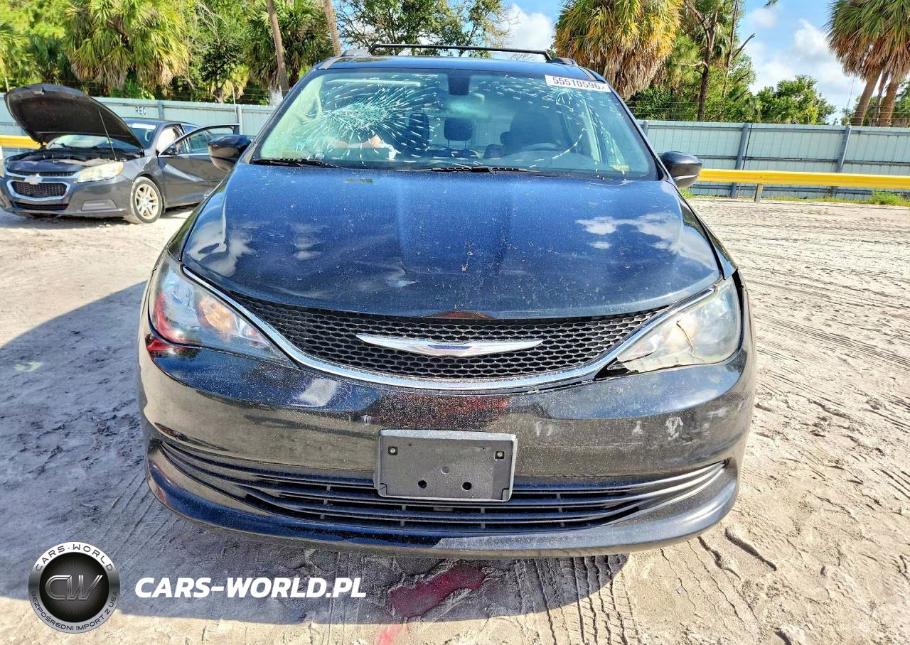 2017 Chrysler Pacifica Touring VIN:2C4RC1DG5HR513175 - 5
