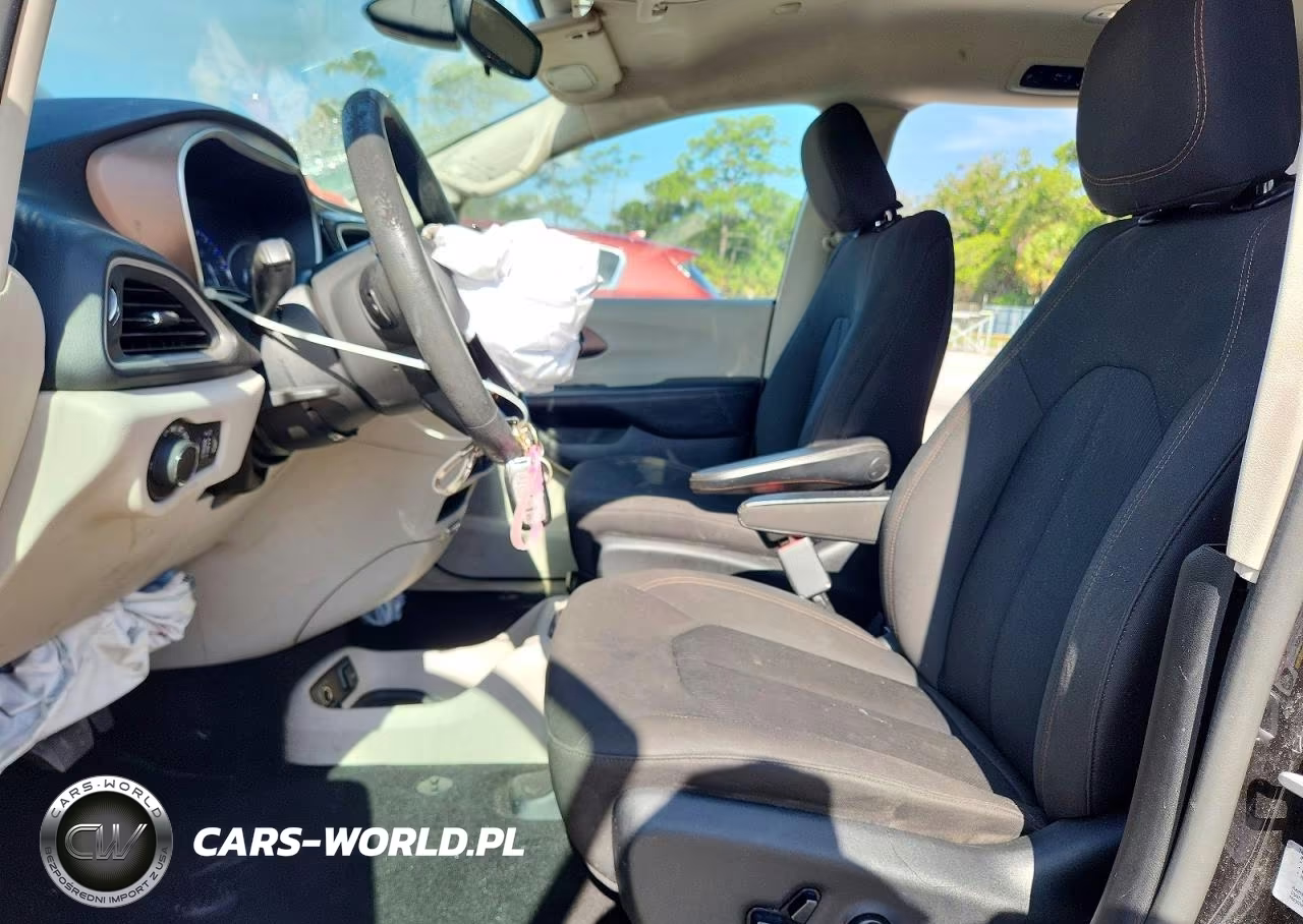 2017 Chrysler Pacifica Touring VIN:2C4RC1DG5HR513175 - 7