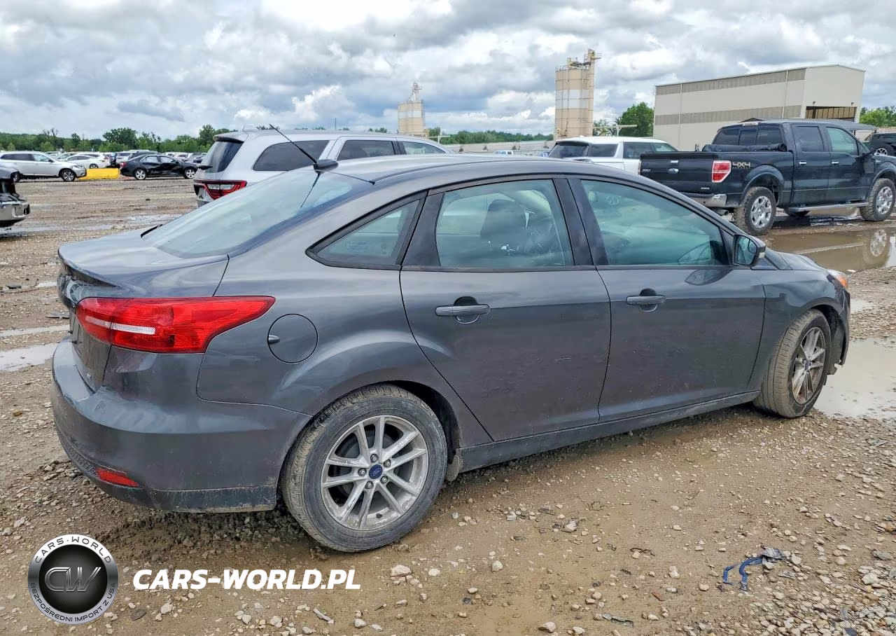 2017 Ford Focus Se VIN:1FADP3F22HL296386 - 3