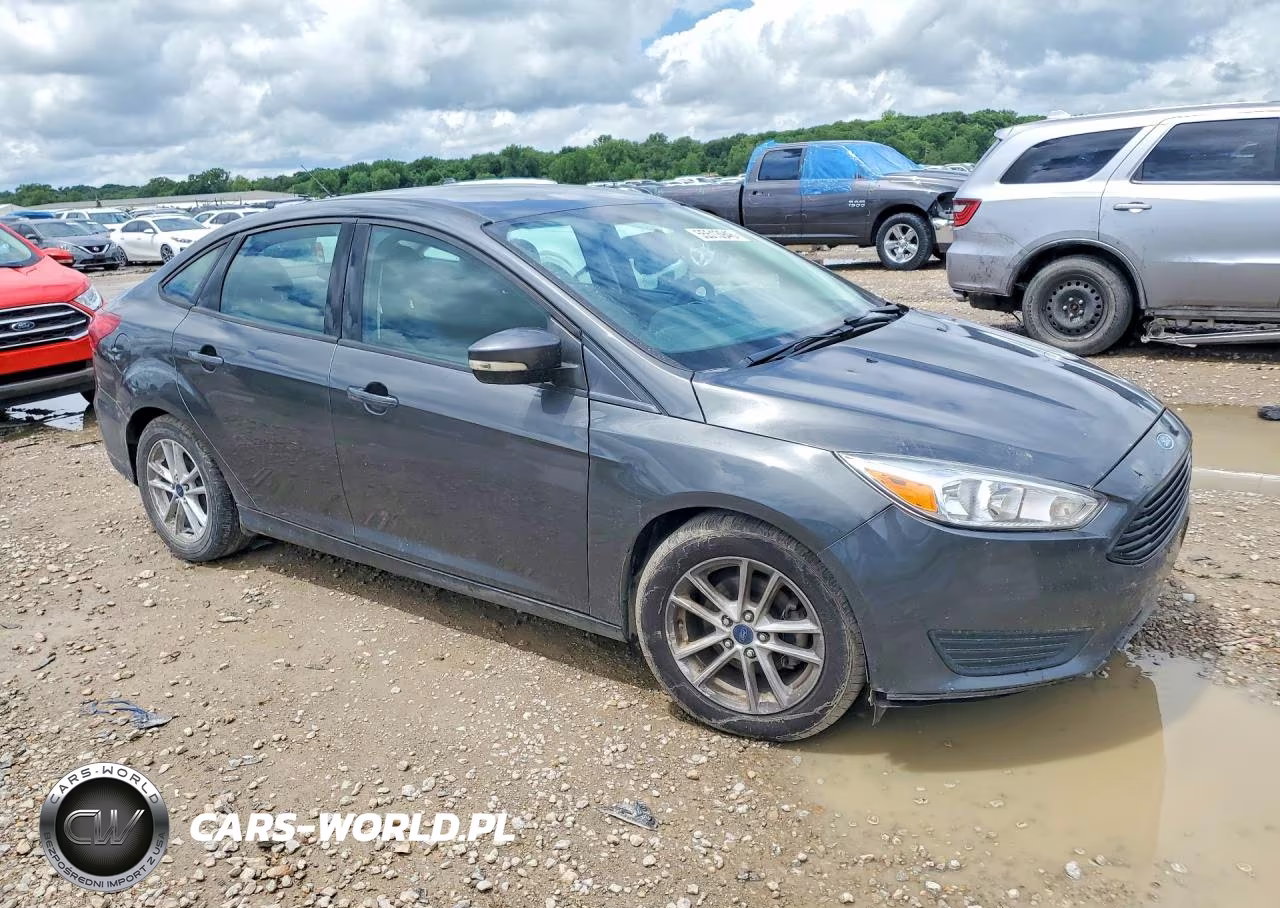 2017 Ford Focus Se VIN:1FADP3F22HL296386 - 4
