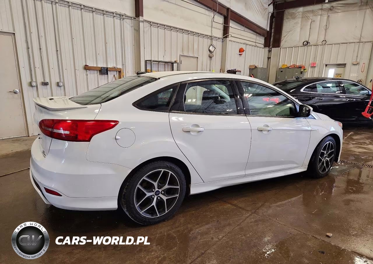 2015 Ford Focus Se VIN:1FADP3F2XFL322830 - 3
