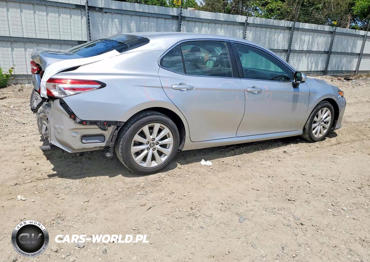2018 Toyota Camry Le VIN:4T1B11HK8JU008970 - 3