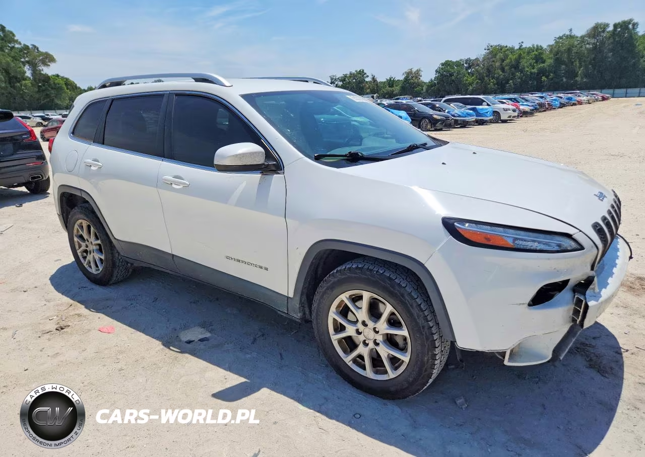 2017 Jeep Cherokee Latitude VIN:1C4PJMCBXHW599353 - 4