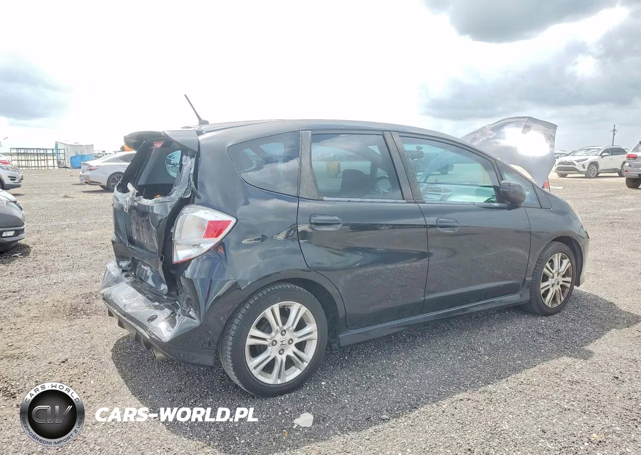 2011 Honda Fit Sport VIN:JHMGE8H53BS010395 - 3