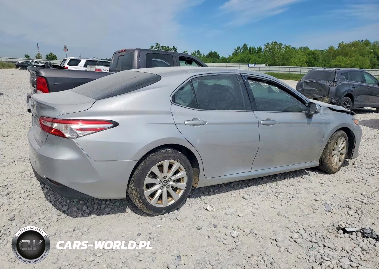 2018 Toyota Camry Le VIN:4T1B11HK1JU055757 - 3