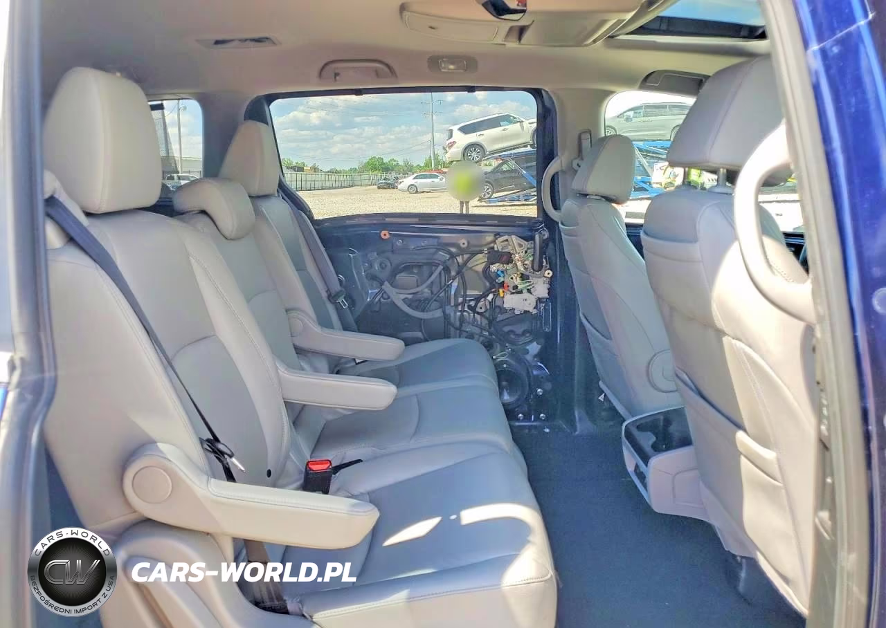 2018 Honda Odyssey Touring VIN:5FNRL6H84JB066940 - 10