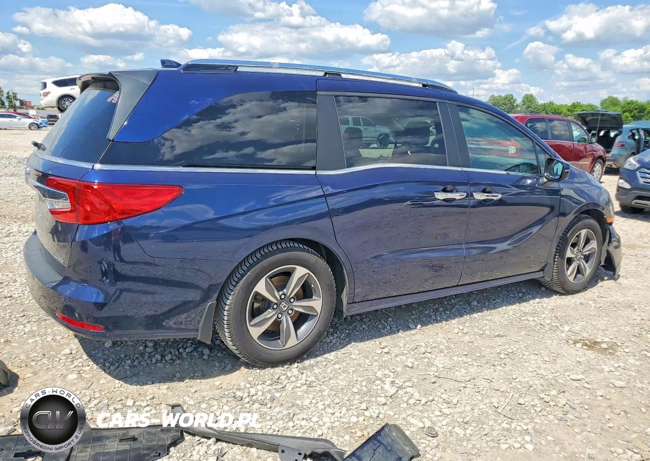 2018 Honda Odyssey Touring VIN:5FNRL6H84JB066940 - 3