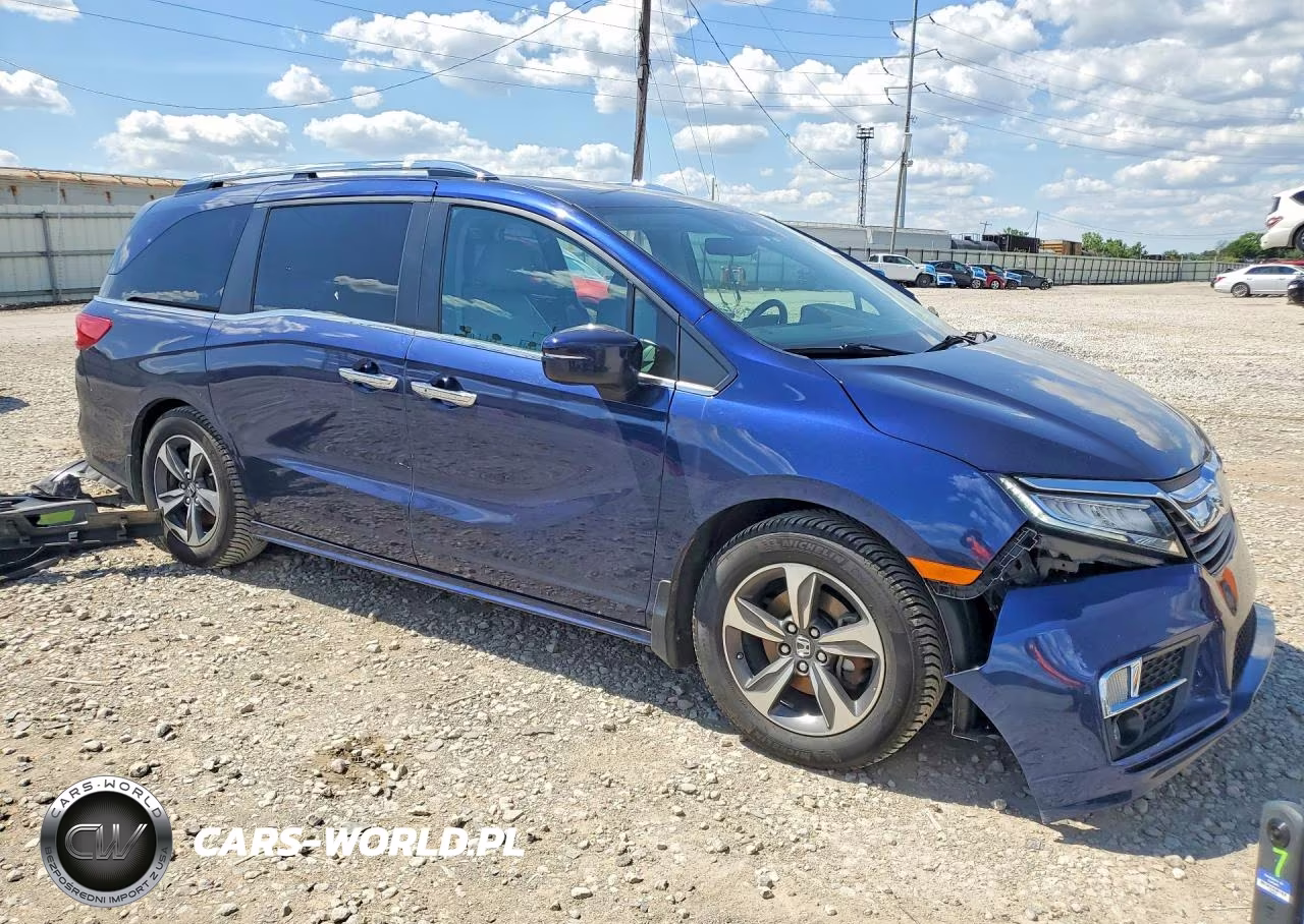 2018 Honda Odyssey Touring VIN:5FNRL6H84JB066940 - 4