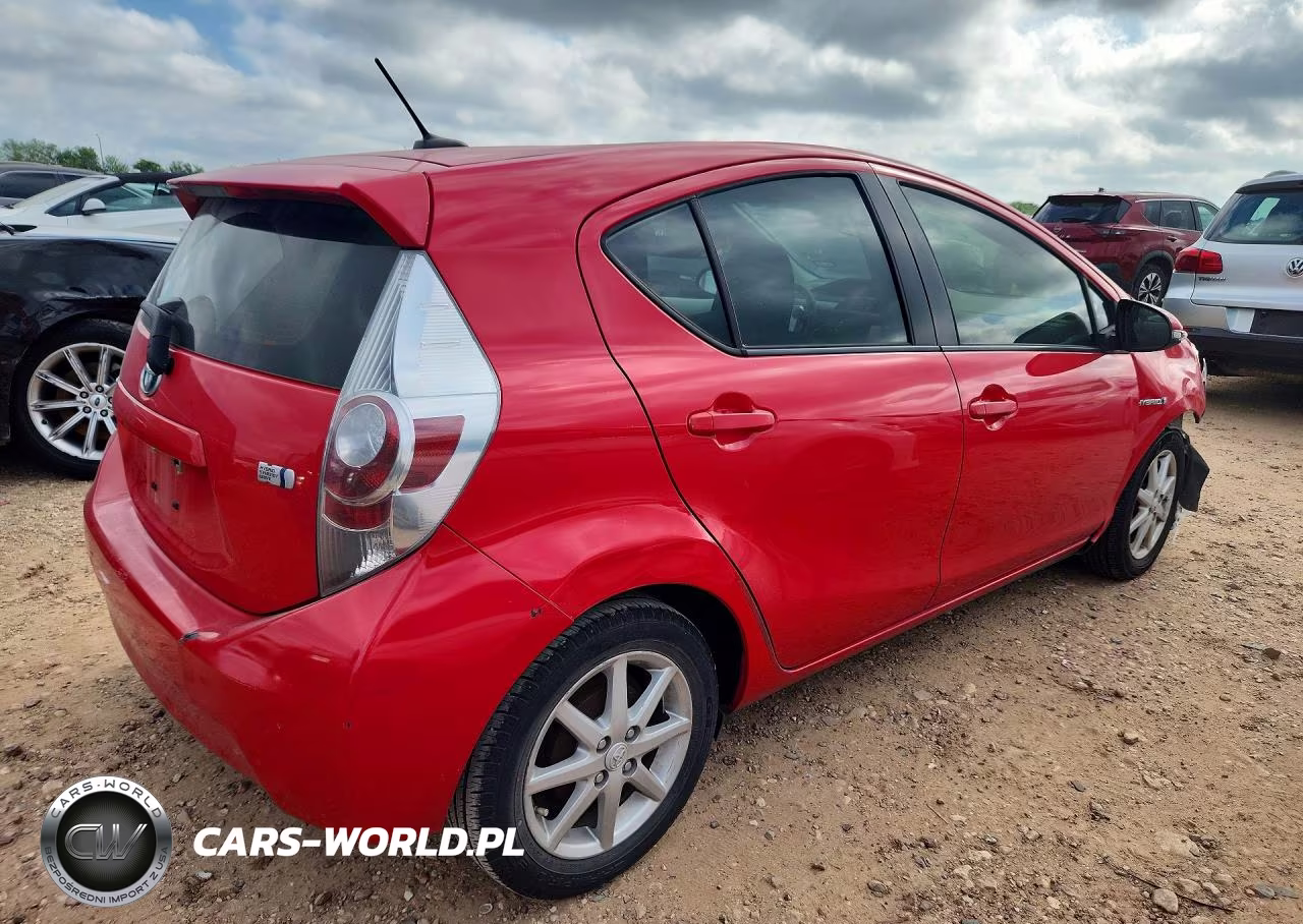 2014 Toyota Prius C Three VIN:JTDKDTB30E1569471 - 3