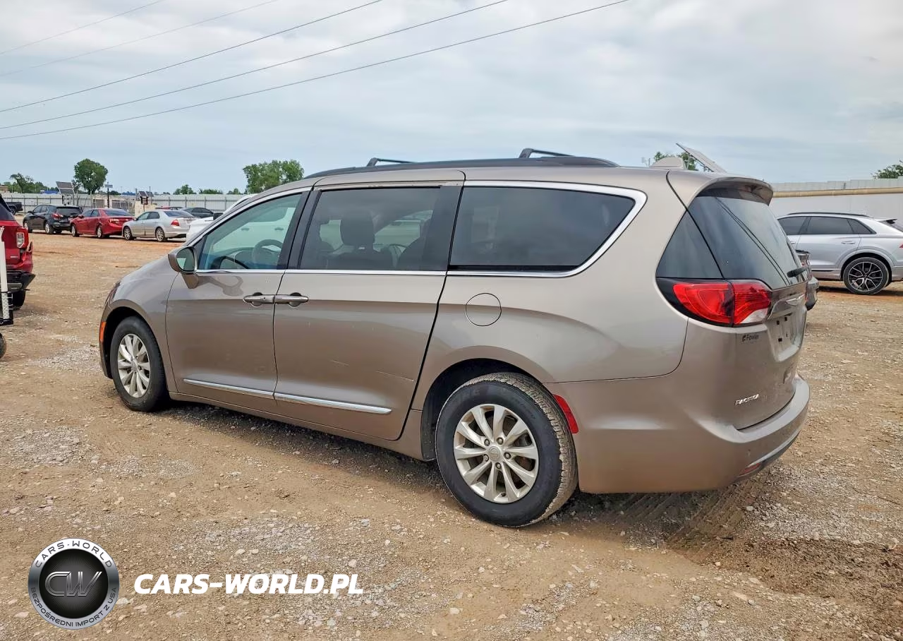 2017 Chrysler Pacifica Touring L VIN:2C4RC1BG5HR683135 - 2