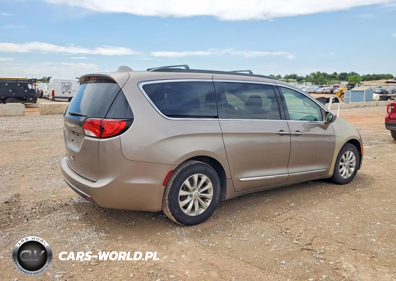 2017 Chrysler Pacifica Touring L VIN:2C4RC1BG5HR683135 - 3