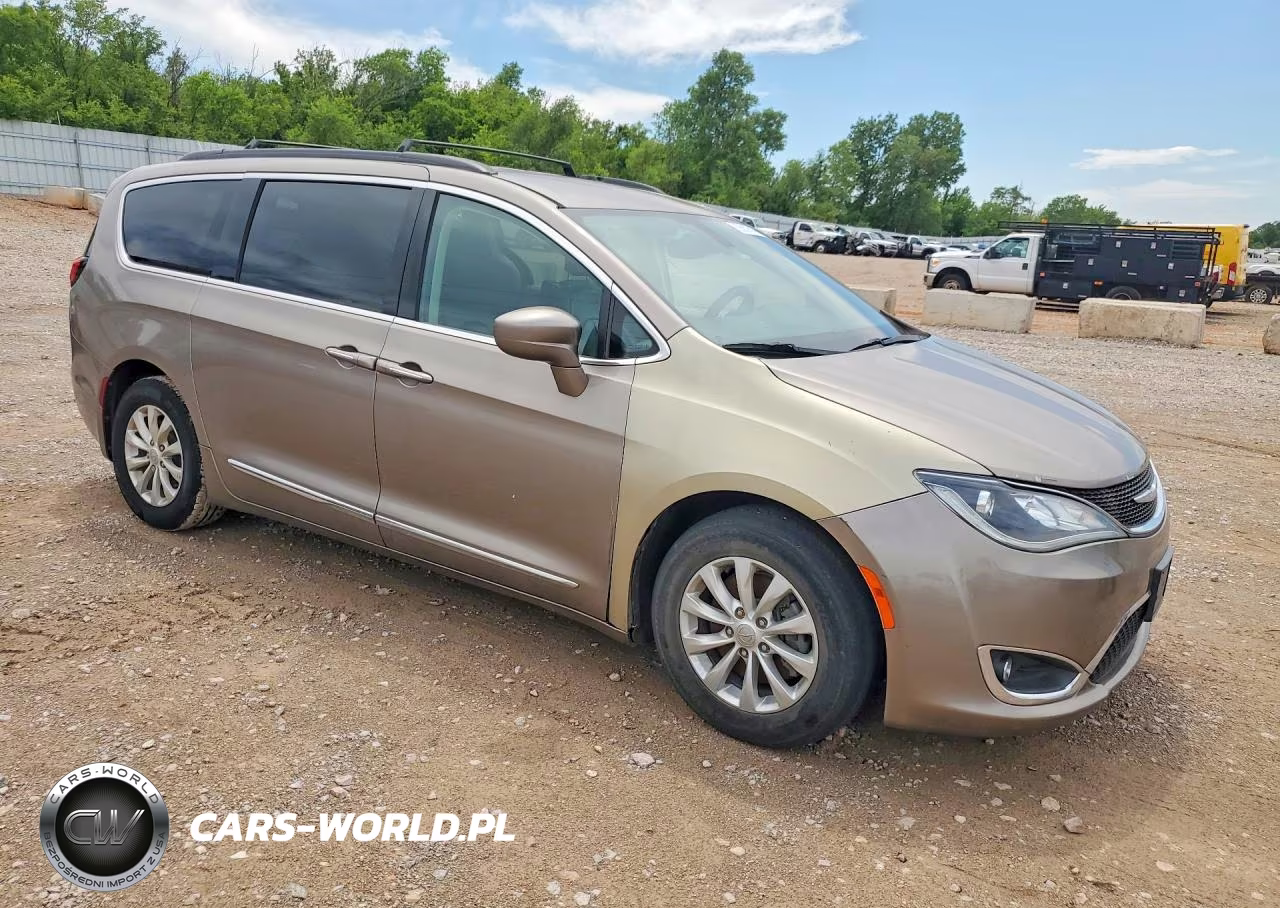2017 Chrysler Pacifica Touring L VIN:2C4RC1BG5HR683135 - 4