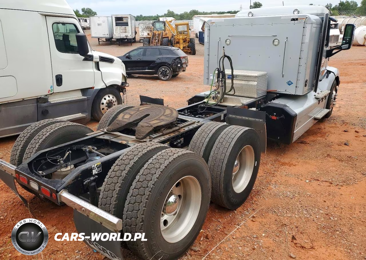2018 Peterbilt 579 Semi Truck VIN:1NPBDH9X2JD493968 - 4