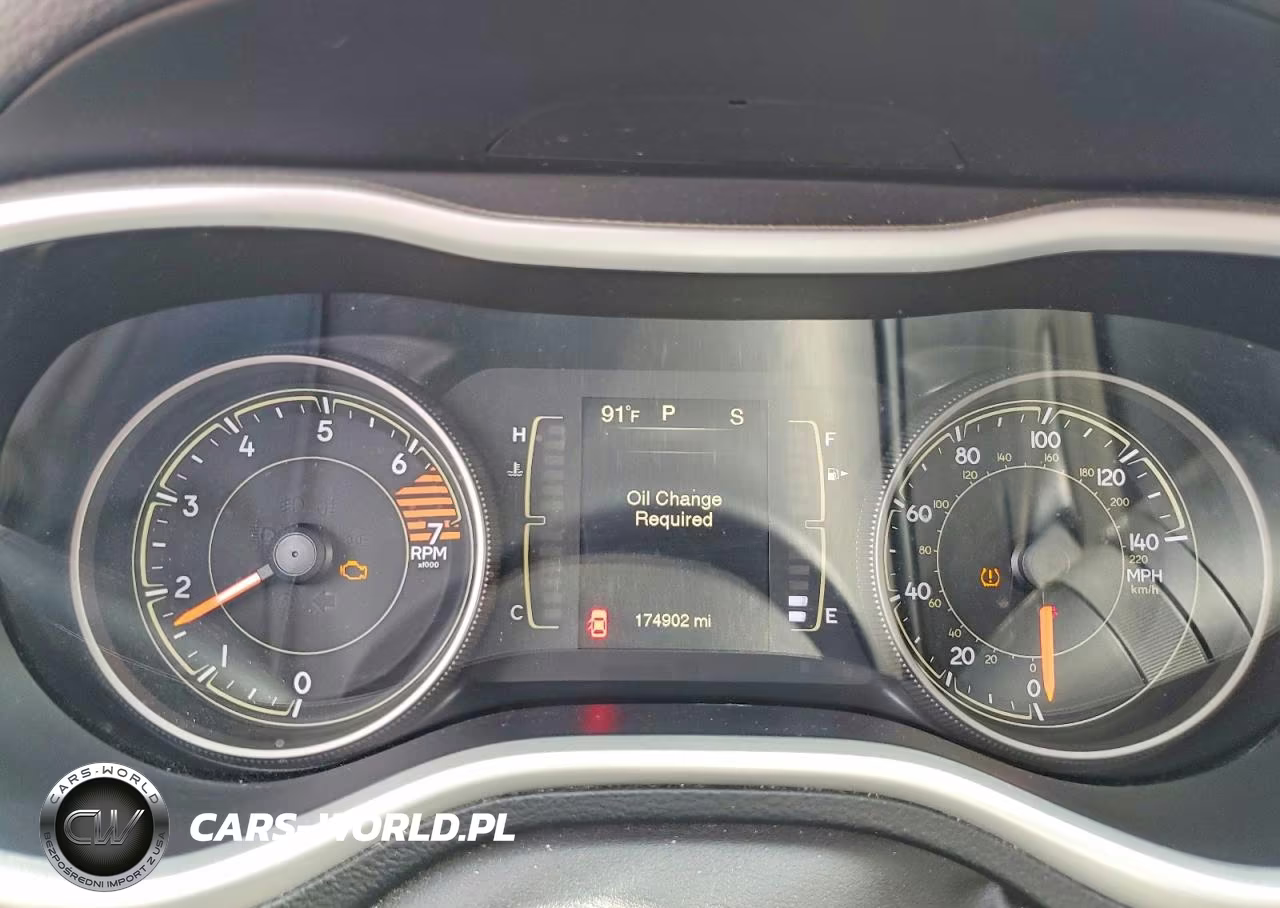 2018 Jeep Cherokee Latitude Plus VIN:1C4PJLLB5JD615681 - 9