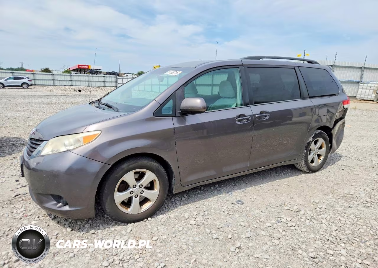 2013 Toyota Sienna Le – zdjęcie 1 z 13