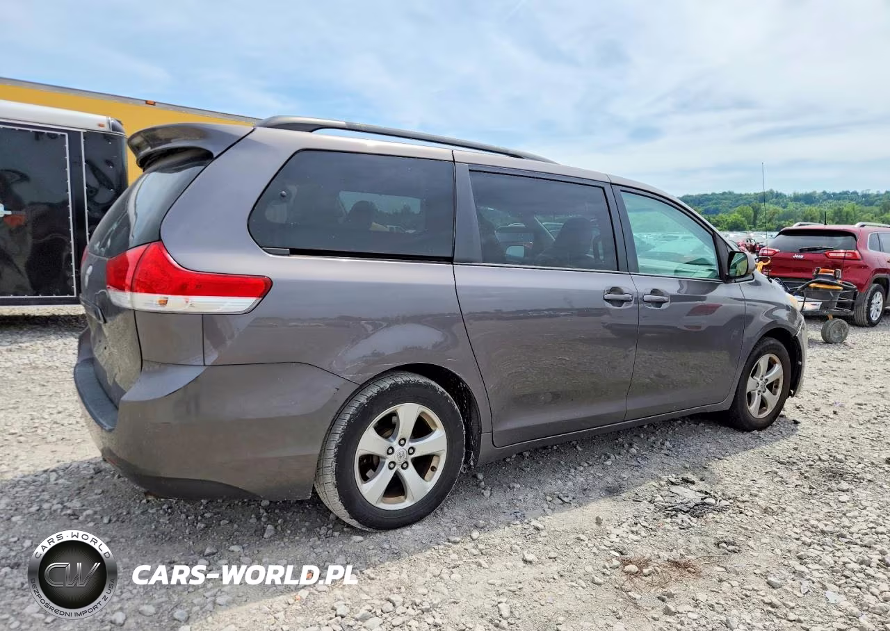 2013 Toyota Sienna Le VIN:5TDKK3DC4DS381203 - 3