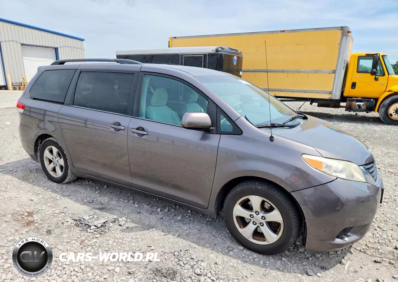 2013 Toyota Sienna Le VIN:5TDKK3DC4DS381203 - 4