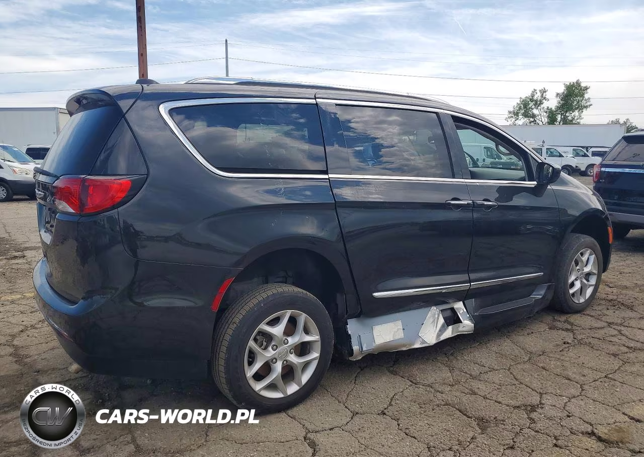 2018 Chrysler Pacifica Touring L VIN:2C4RC1BG8JR314923 - 3