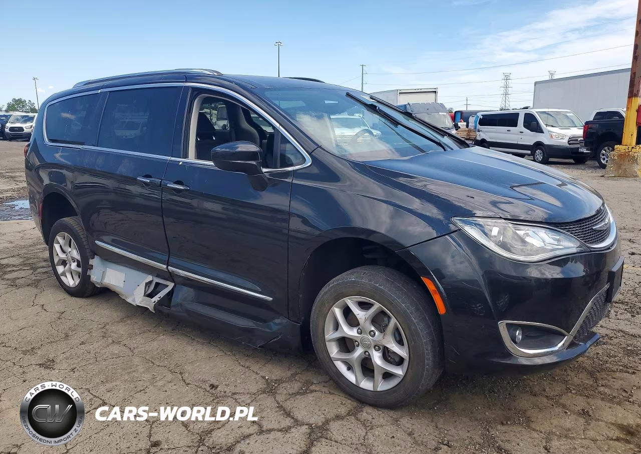 2018 Chrysler Pacifica Touring L VIN:2C4RC1BG8JR314923 - 4
