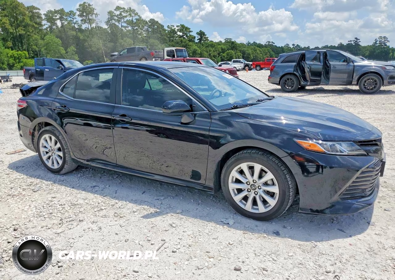 2018 Toyota Camry Le VIN:4T1B11HK9JU062715 - 4