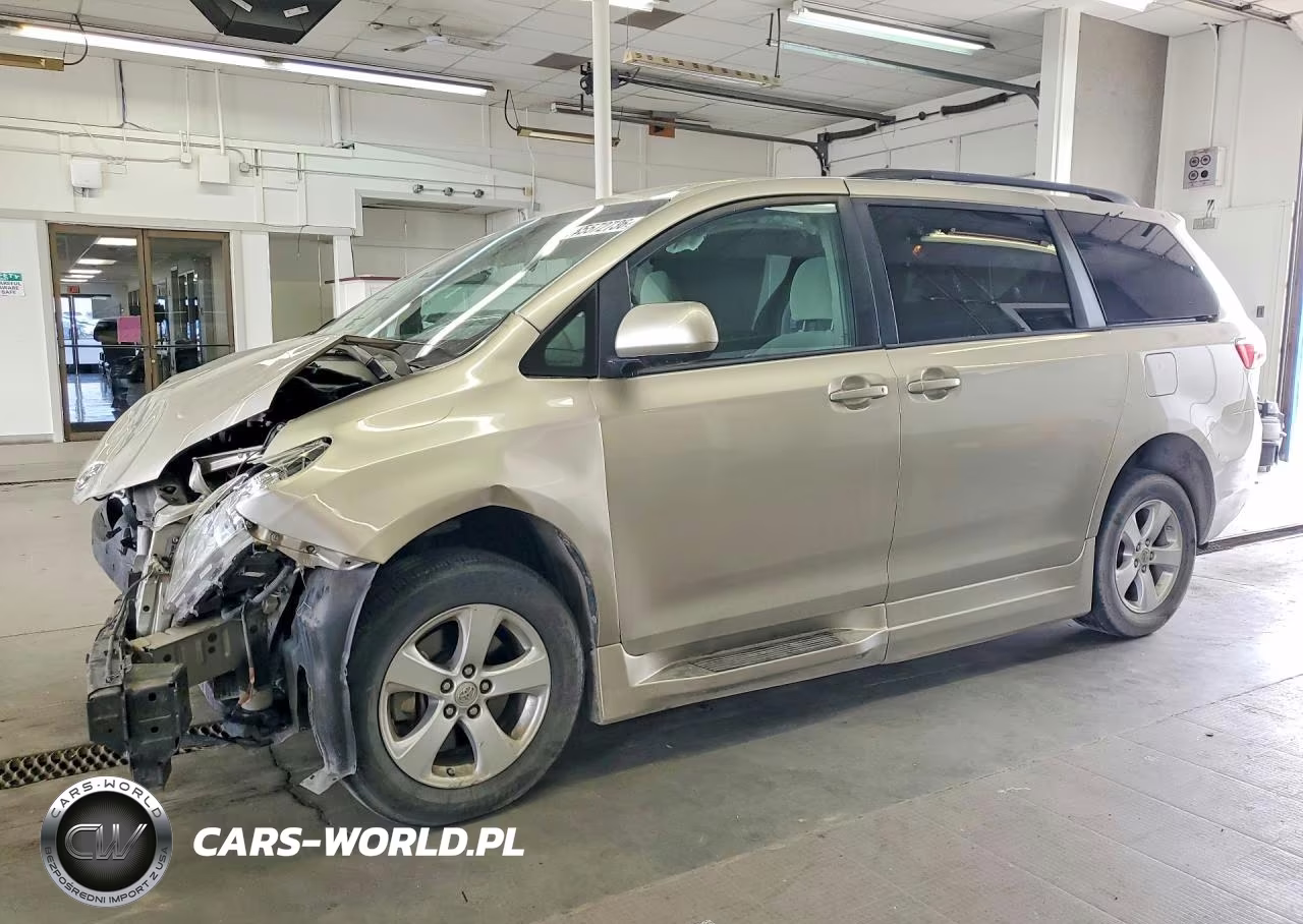 2015 Toyota Sienna Le – zdjęcie 1 z 14