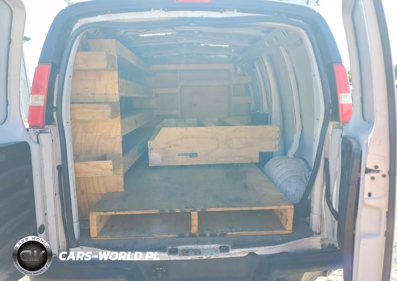 2018 Chevrolet Express G3500 VIN:1GCZGGFG5J1251138 - 10