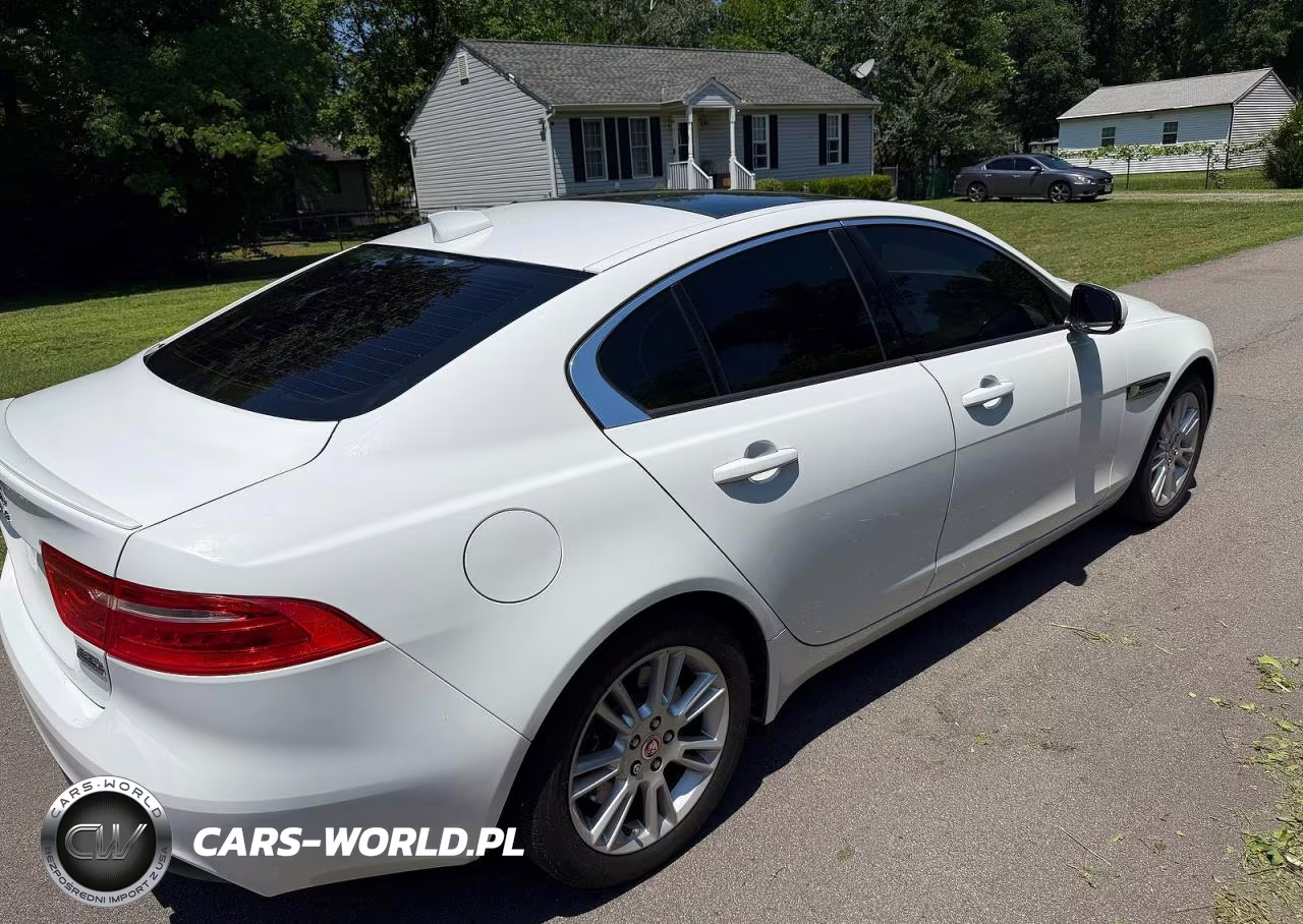 2018 Jaguar Xe Premium VIN:SAJAJ4FX4JCP25812 - 4