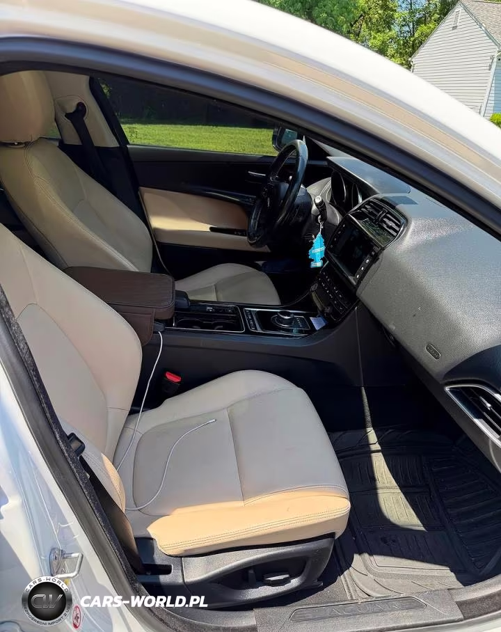 2018 Jaguar Xe Premium VIN:SAJAJ4FX4JCP25812 - 5