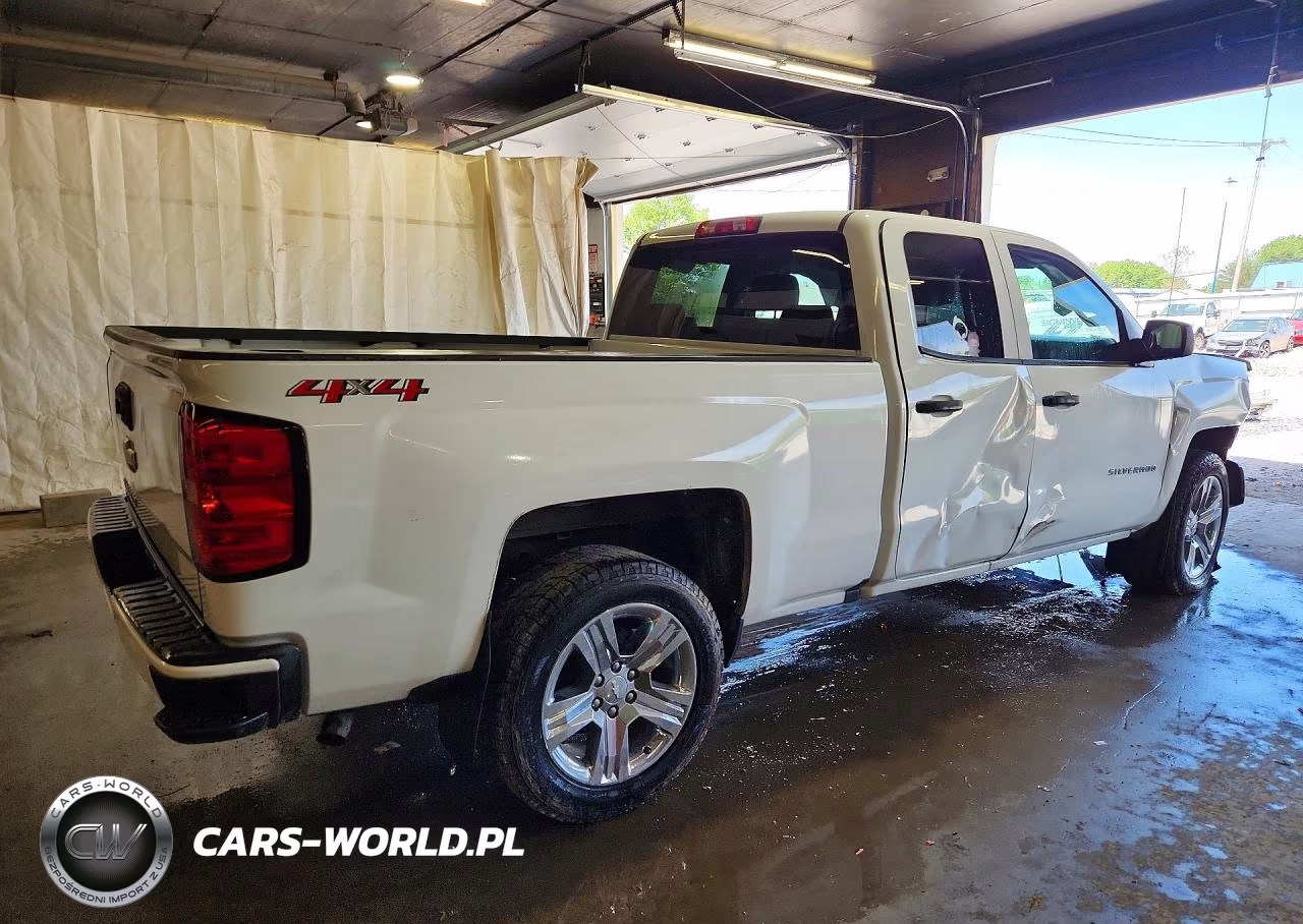 2018 Chevrolet Silverado K1500 Custom VIN:1GCVKPEC2JZ355759 - 3