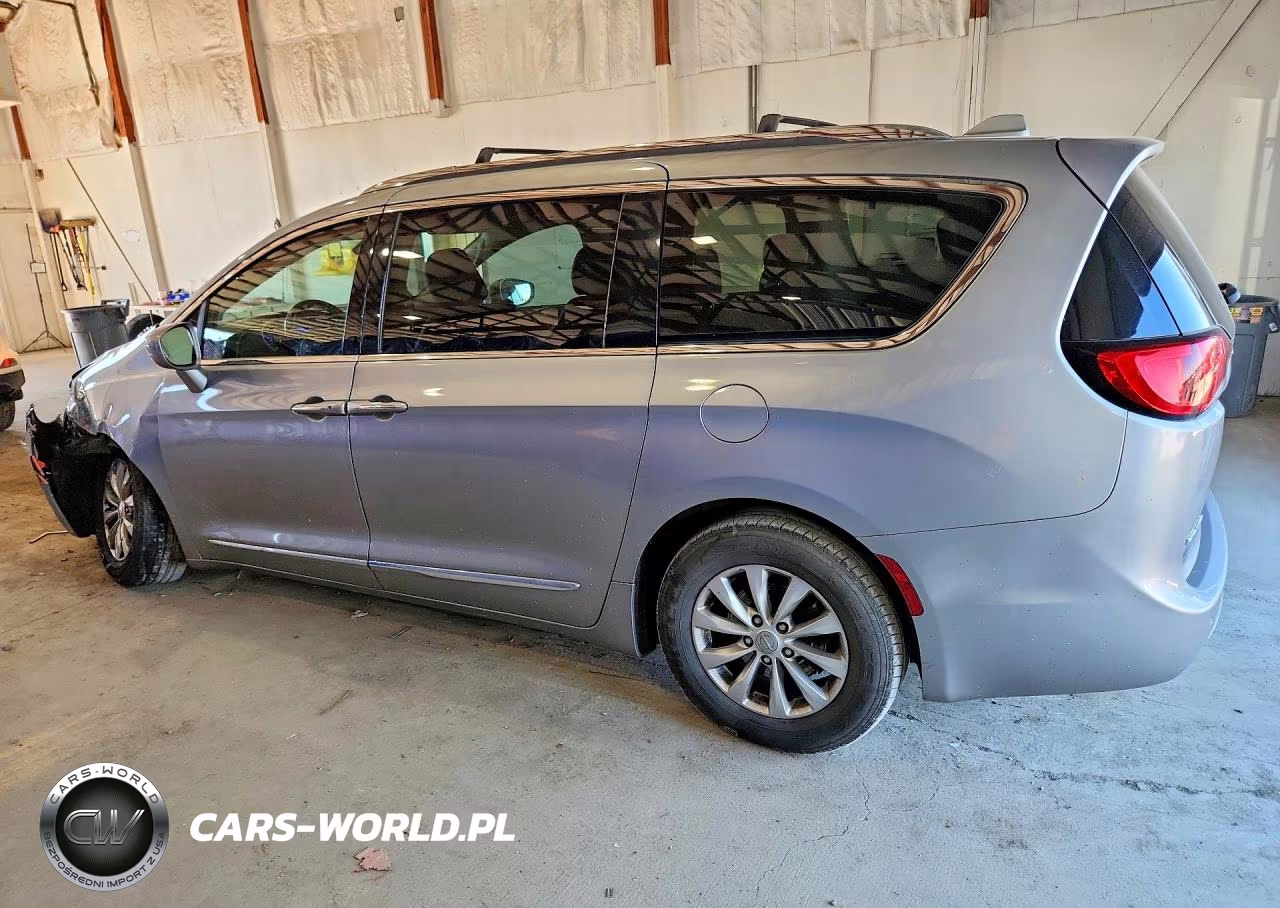 2018 Chrysler Pacifica Touring L VIN:2C4RC1BG1JR120492 - 2